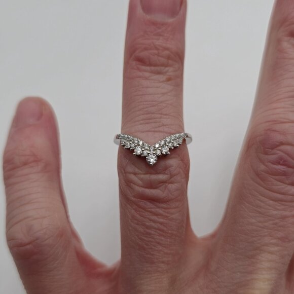 Stunning Silver Women's Ring with Crystal Accents - Picture 4 of 8